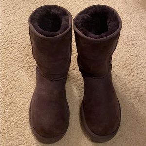Size 7 short brown UGG boots. Great condition.